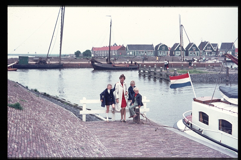 13.Marken apr 1971 Mama,Brigitte,Marion,Peter.JPG